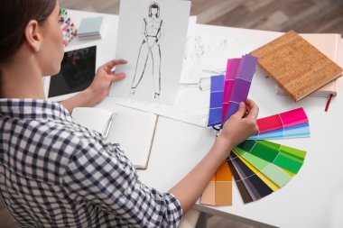 Çizimler ile çalışan kadın