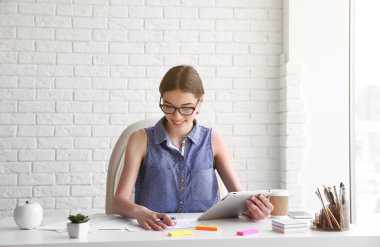 Çizimler ile çalışan kadın