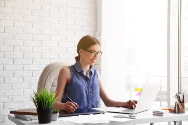 Grafik tablet kullanan kadın 