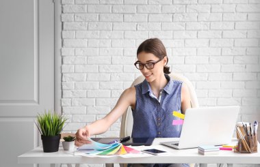 Renk örnekleri ile ofiste çalışan kadın