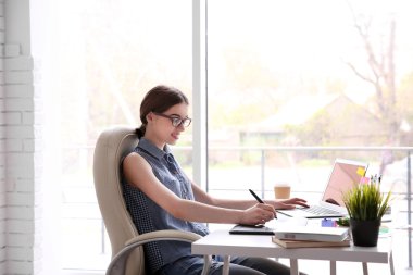 Bilgisayarda çalışan kadın 