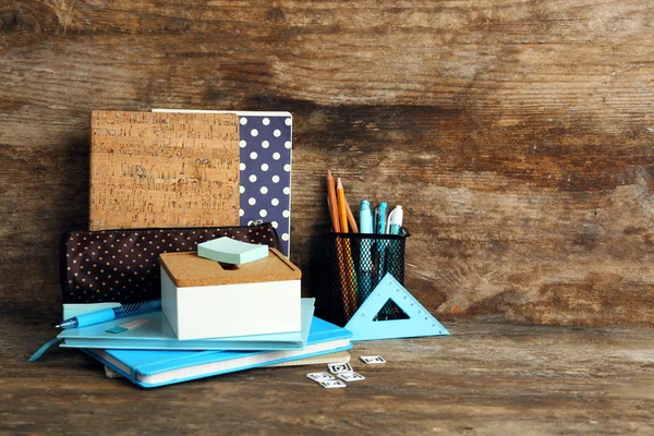 Material escolar sobre mesa de madera vieja —  Fotos de Stock