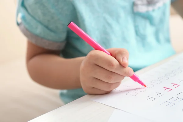 Un écolier apprend à écrire — Photo