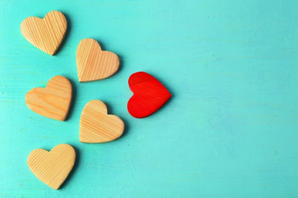 Corazones de madera sobre fondo — Foto de Stock