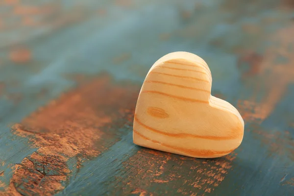 Corazones de madera sobre fondo de madera —  Fotos de Stock