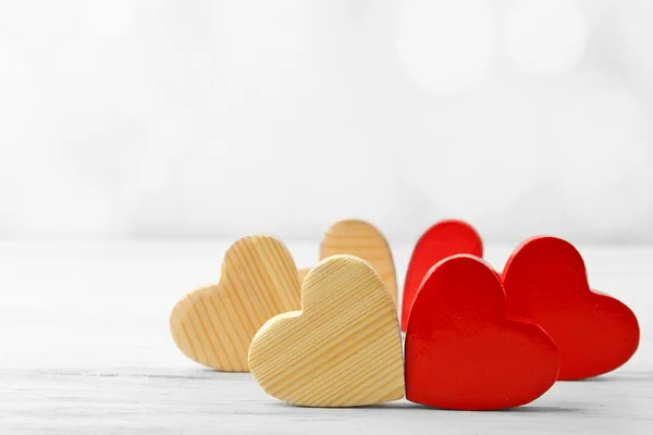 Cuori di legno su sfondo — Foto Stock