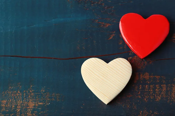 Corazones de madera sobre fondo — Foto de Stock