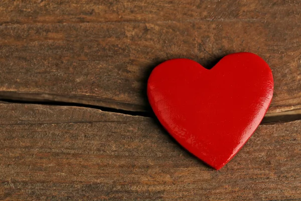 Corazones de madera sobre fondo de madera — Foto de Stock