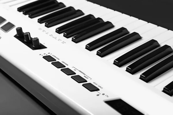 Tastatur des Synthesizers Nahaufnahme — Stockfoto