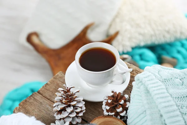 Composição de inverno com xícara de bebida quente — Fotografia de Stock
