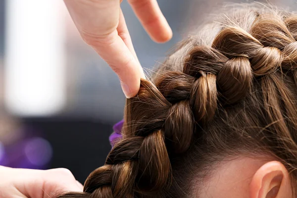 Hairdresser braiding clients hair — Stock Photo, Image