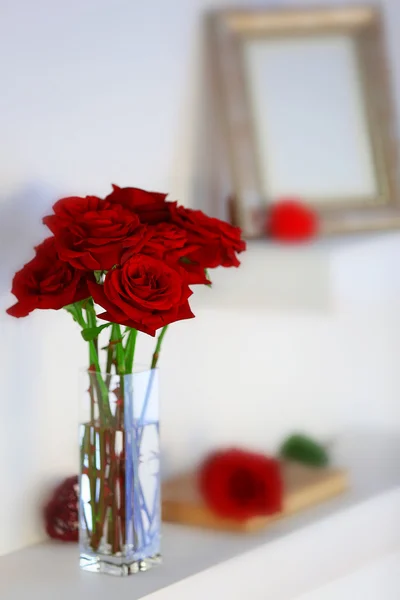 Florero de rosas rojas — Foto de Stock