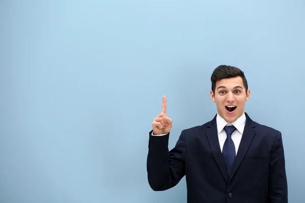 Atractivo Joven Traje Contra Pared Azul Claro — Foto de Stock