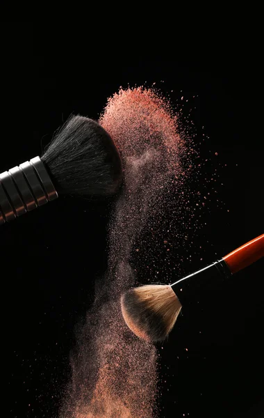 Dos Maquillaje cepillos con polvo —  Fotos de Stock