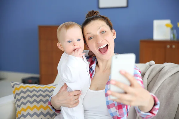 Figyelembe a selfie gyermekét anyja — Stock Fotó