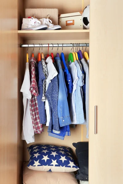 Jongen kleding op kleerhangers. — Stockfoto