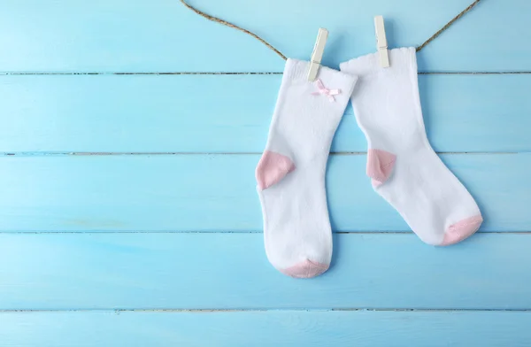 Calcetines de bebé colgando — Foto de Stock