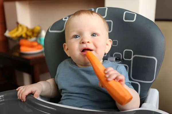 Baby eten wortel — Stockfoto