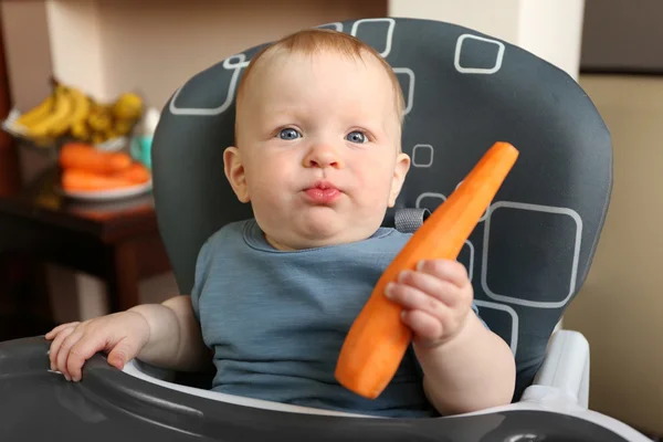 Baby eten wortel — Stockfoto