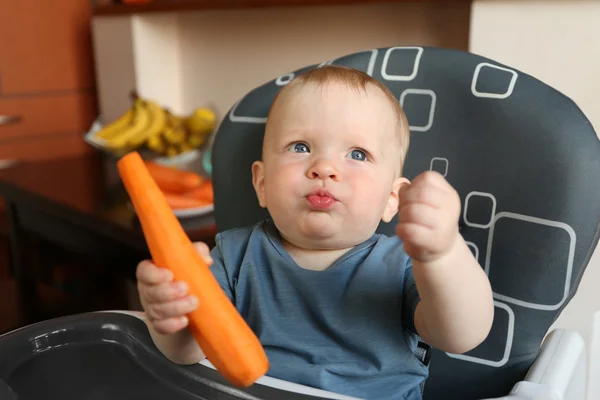 Bebê comendo cenoura — Fotografia de Stock