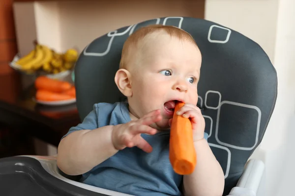 Bebê comendo cenoura — Fotografia de Stock