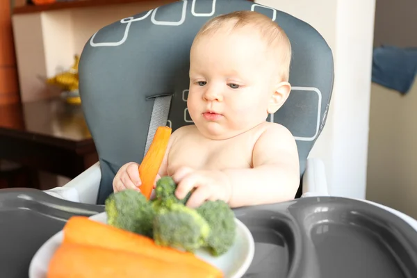 Baby eating vegetables — Stock Photo, Image