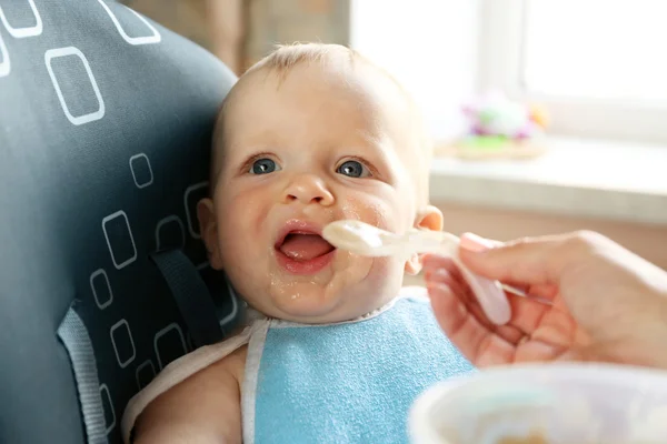 Hembra mano alimentación bebé — Foto de Stock