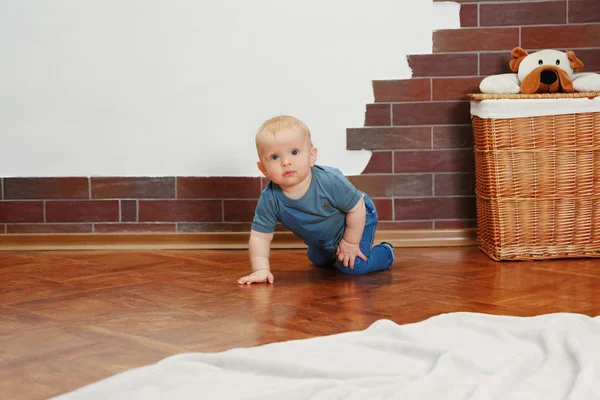 Повзання дитини на дерев'яній підлозі — стокове фото