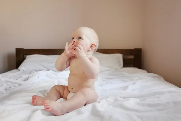 Adorable bebé sentado —  Fotos de Stock