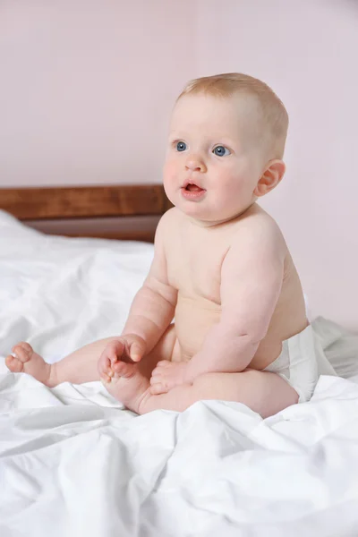 Förtjusande baby sitter — Stockfoto