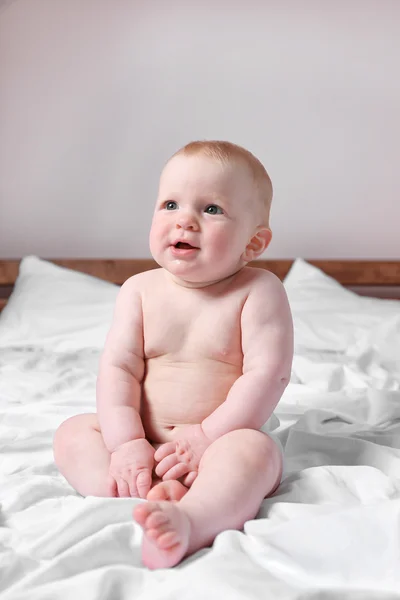 Αξιολάτρευτο μωρό κάθεται — Φωτογραφία Αρχείου