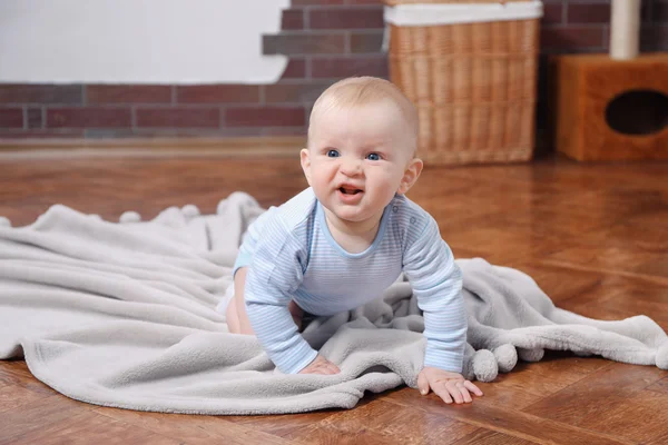 Bambino strisciante sulla coperta — Foto Stock