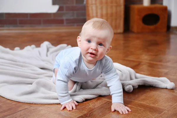 Crawling baby on the blanket — Stock Photo, Image