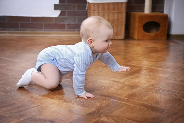 Bebé arrastrándose en el suelo de madera — Foto de Stock