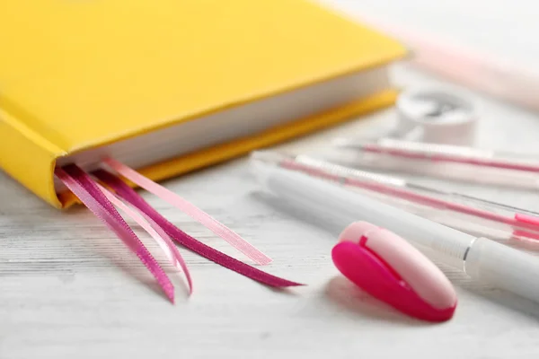 Cuaderno con marcadores en la mesa —  Fotos de Stock