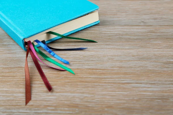 Notebook com marcadores na mesa — Fotografia de Stock