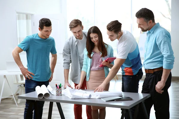 Grupo Jóvenes Ingenieros Trabajando Con Planos Interior Mesa —  Fotos de Stock