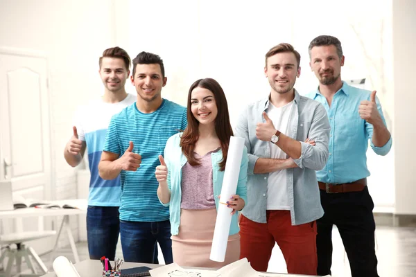 Grupo Jóvenes Ingenieros Mesa Oficina — Foto de Stock