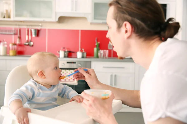 Padre alimentación hijo — Foto de Stock