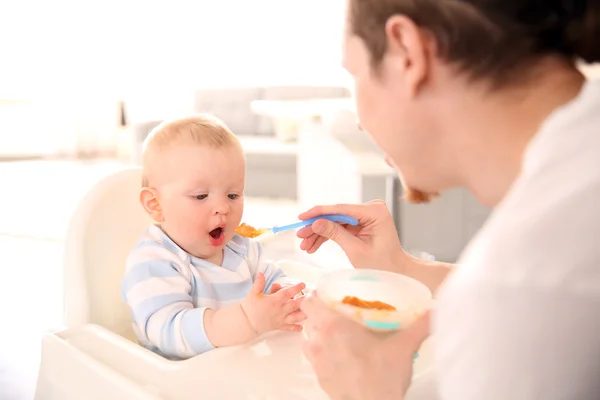 Father feeding son — Stock Photo, Image