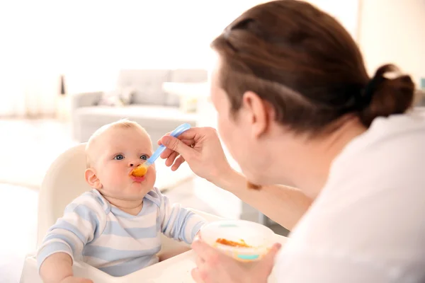 Vater füttert Sohn — Stockfoto