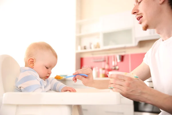 Father feeding son — Stock Photo, Image