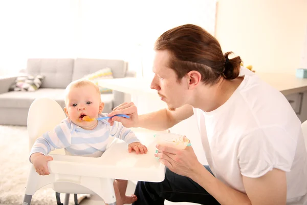 Pai alimentando filho — Fotografia de Stock