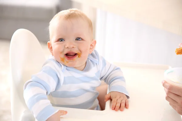 Bebé alimentándose con una cuchara — Foto de Stock