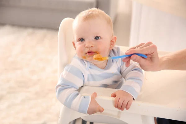 Babyfôr med skje – stockfoto