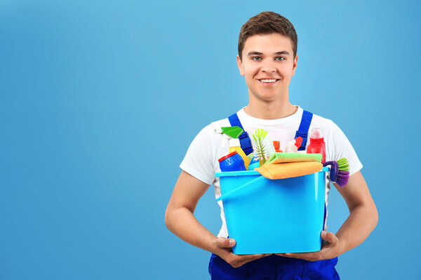 Человек держит пластиковое ведро
 