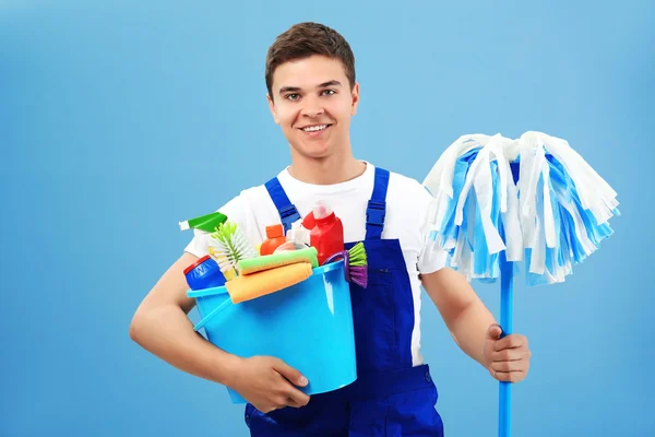 Uomo in possesso di secchio di plastica — Foto Stock