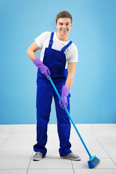 Homem segurando vassoura — Fotografia de Stock