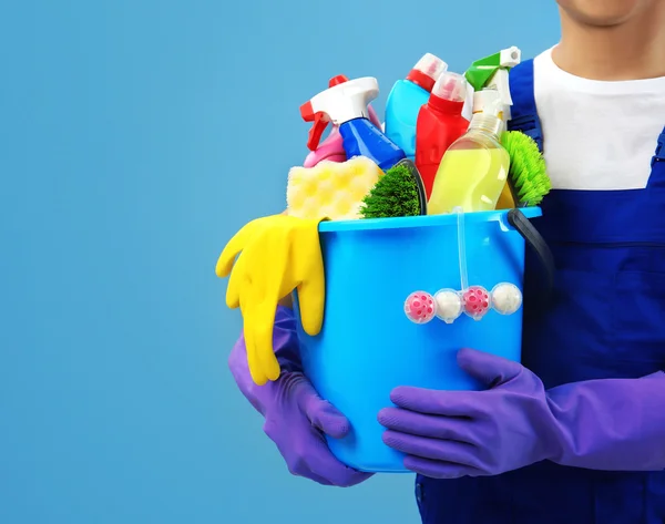 Homem segurando balde de plástico com detergentes — Fotografia de Stock