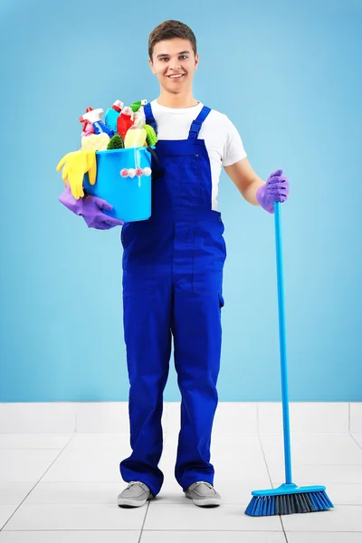 Homem segurando balde de plástico — Fotografia de Stock